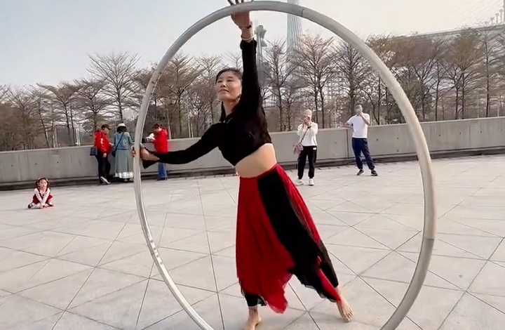 هل رأيت حلقة تتحرك وكأنها ترقص؟