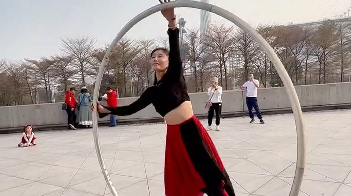 هل رأيت حلقة تتحرك وكأنها ترقص؟