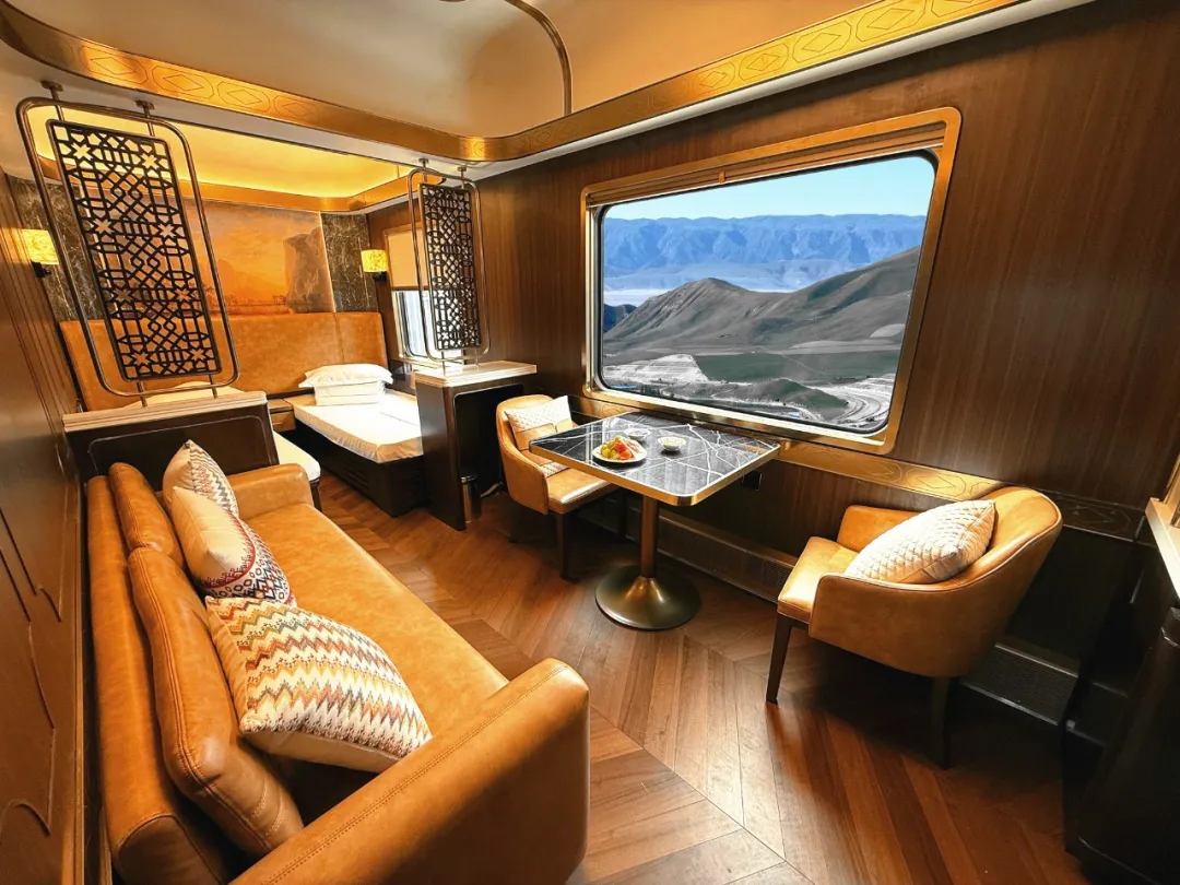 شينجيانغ تطلق قطارات سياحية جديدة تحمل علامة