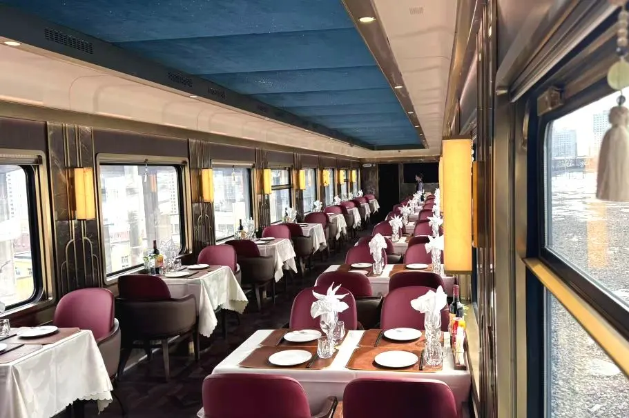 شينجيانغ تطلق قطارات سياحية جديدة تحمل علامة