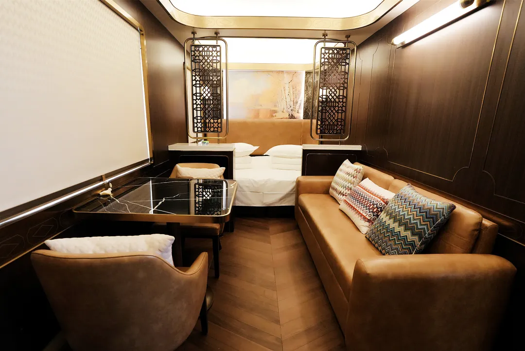 شينجيانغ تطلق قطارات سياحية جديدة تحمل علامة 