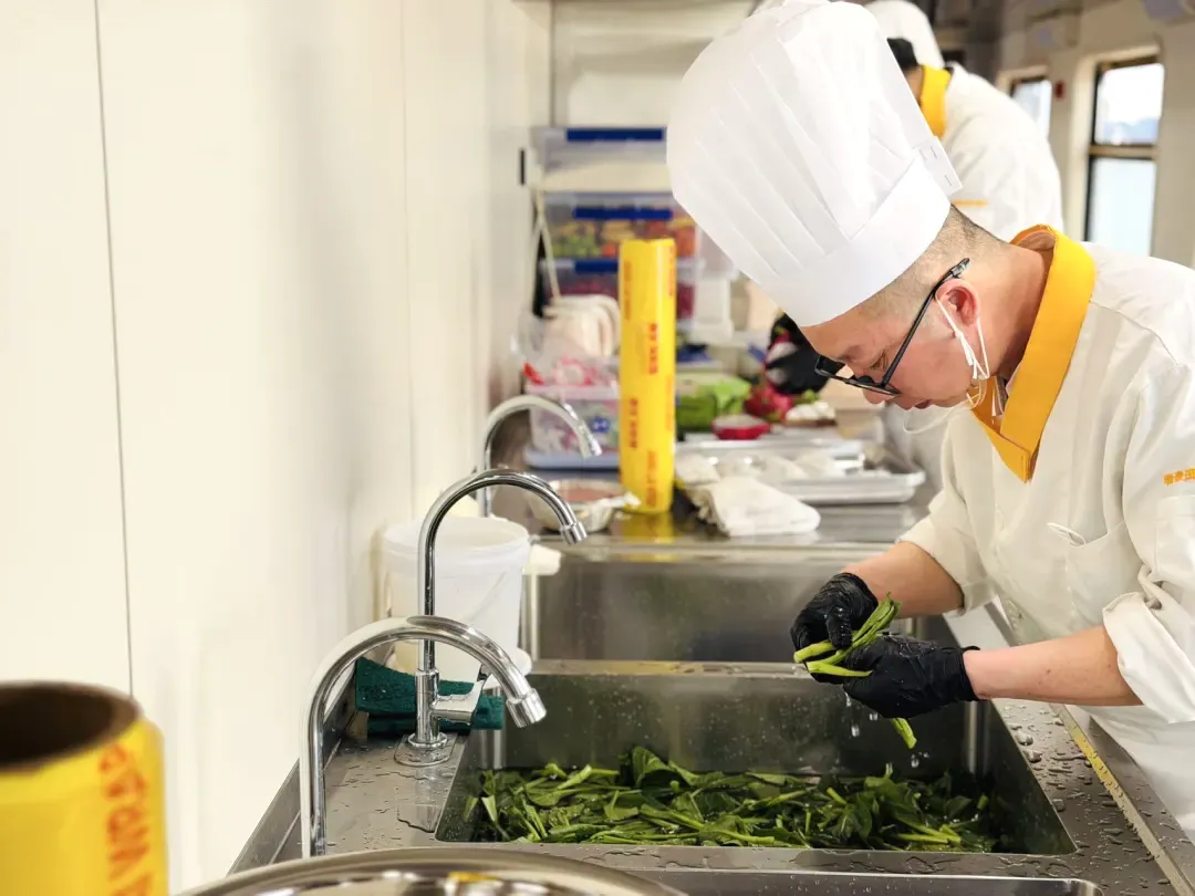 شينجيانغ تطلق قطارات سياحية جديدة تحمل علامة 