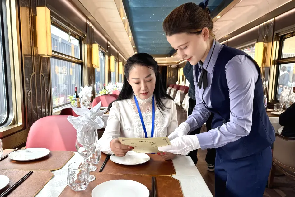 شينجيانغ تطلق قطارات سياحية جديدة تحمل علامة 