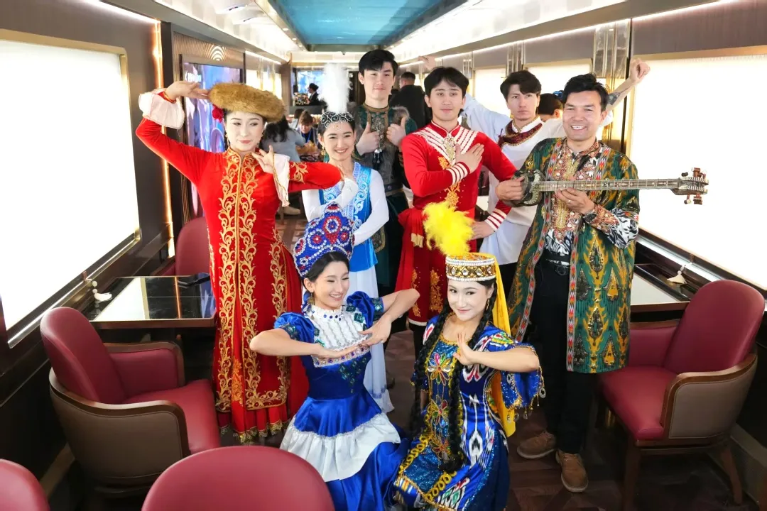 شينجيانغ تطلق قطارات سياحية جديدة تحمل علامة 
