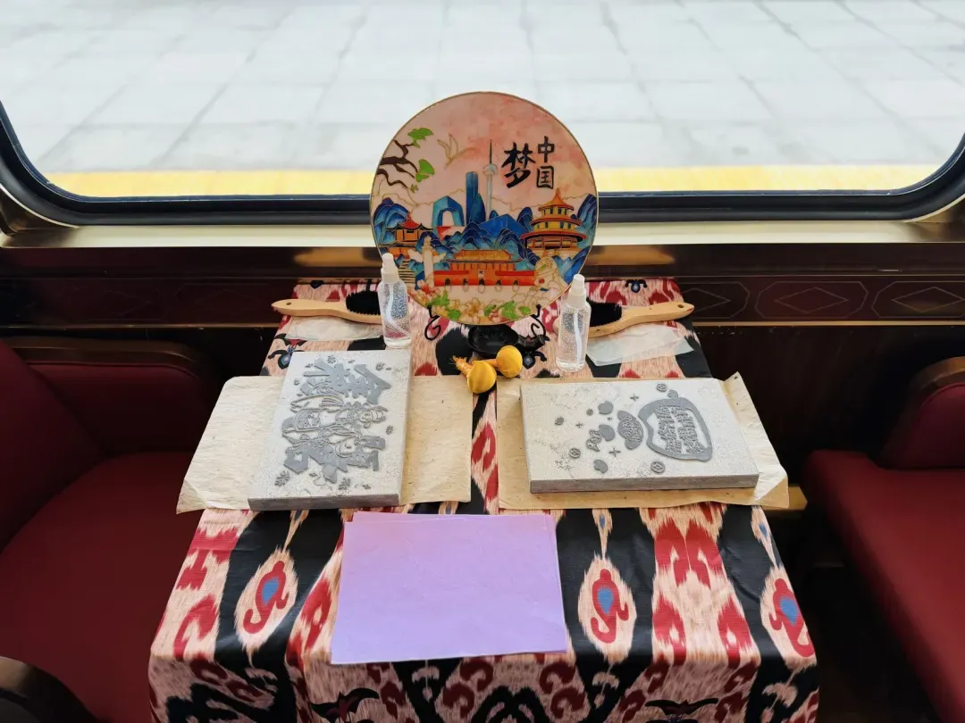 شينجيانغ تطلق قطارات سياحية جديدة تحمل علامة 