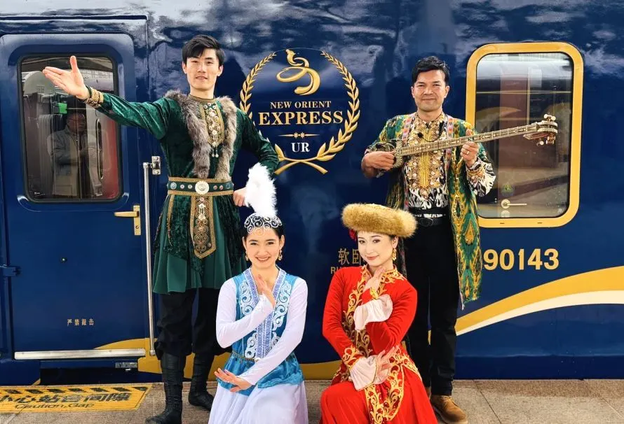 شينجيانغ تطلق قطارات سياحية جديدة تحمل علامة