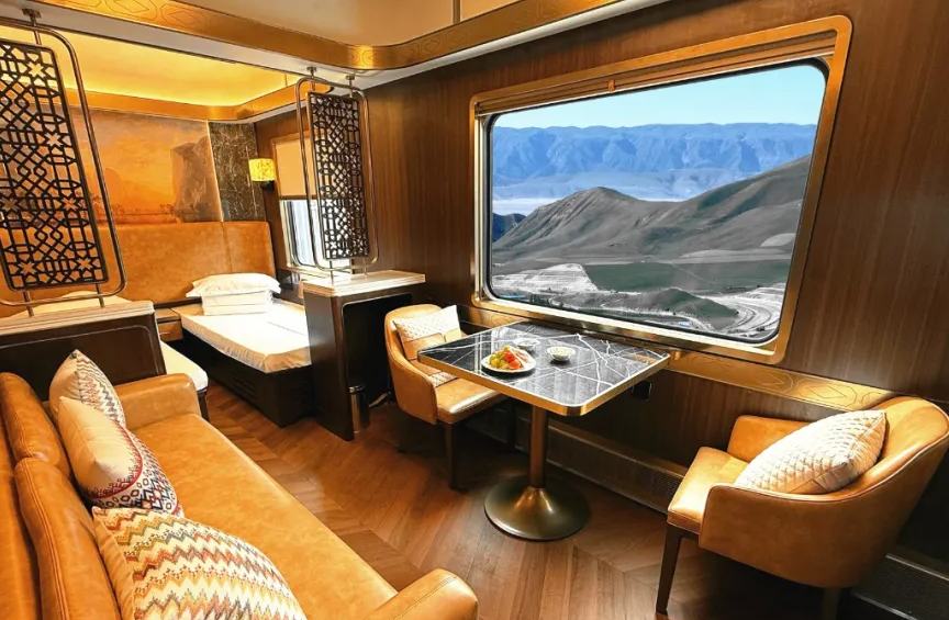 شينجيانغ تطلق قطارات سياحية جديدة تحمل علامة "إكسبرس الشرق الجديد "