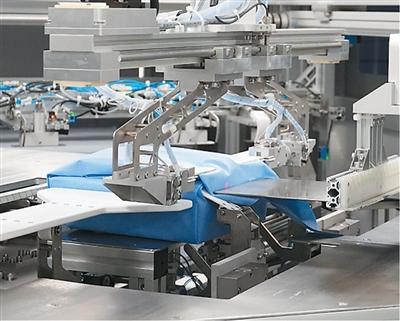 روبوت تغليف آلي يقوم بتغليف الأدوات الطبية في داخل قسم للتعقيم والتجهيز.