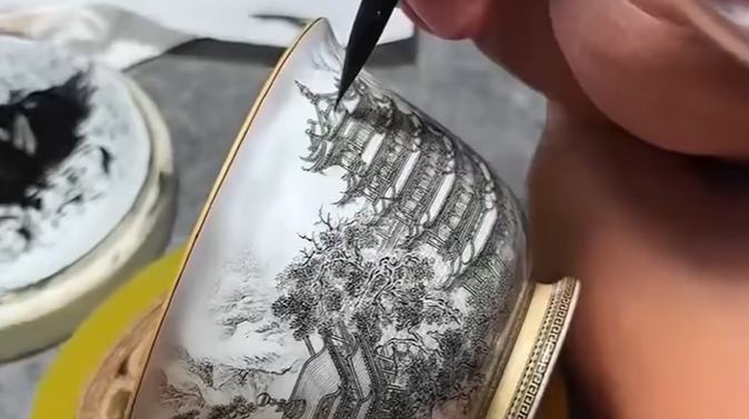 جينغدتشن عاصمة البورسلين الصينية.. لوحات فنية بلمسات الحرفيين الأسطوريين