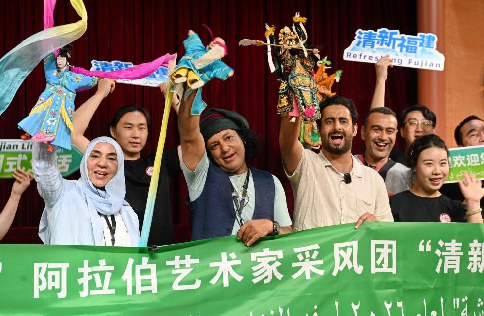 فنانون عرب يزورون بلدة قديمة بجنوب شرقي الصين