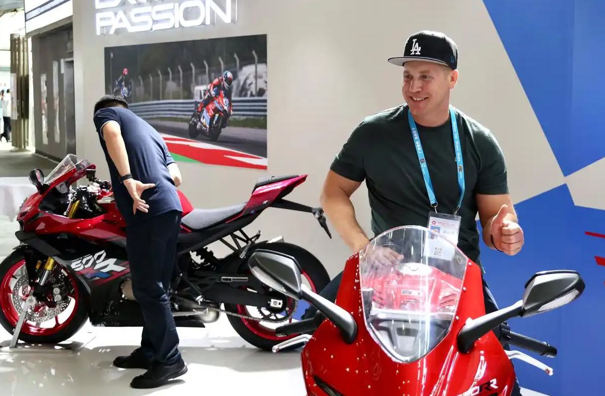 الطلبات على درّاجات "تشانغ شيويه" النارية تسجل ارتفاعا كبيرا على هامش معرض كانتون