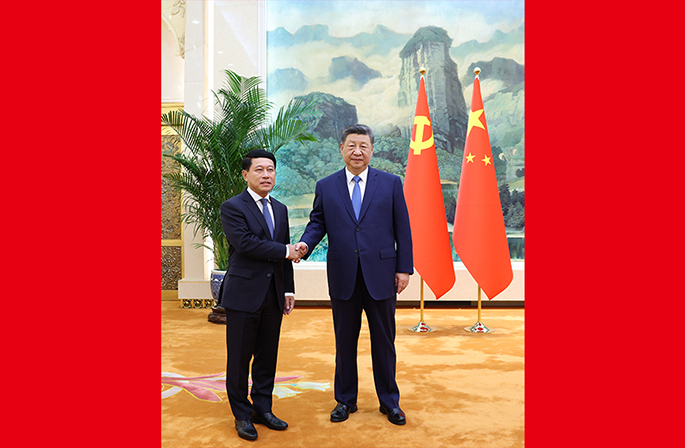 شي يلتقي المبعوث الخاص لرئيس لاوس ثونغلون