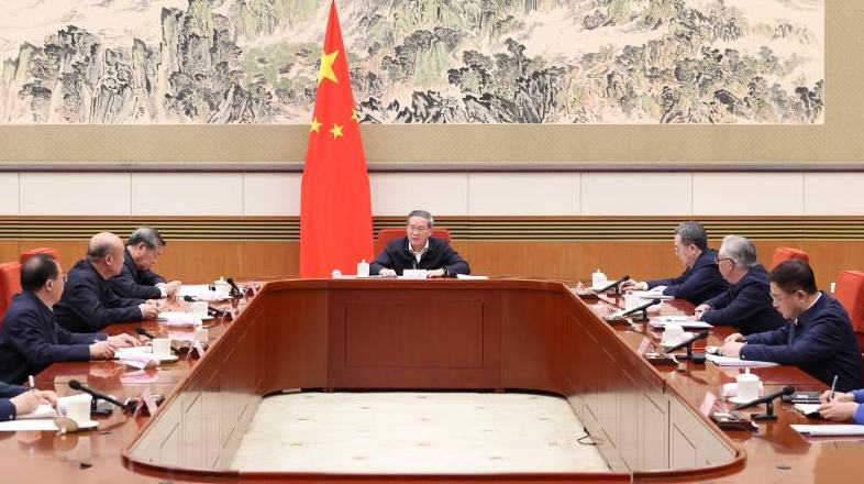 رئيس مجلس الدولة الصيني يدعو إلى تحسين هيكل الطاقة في البلاد