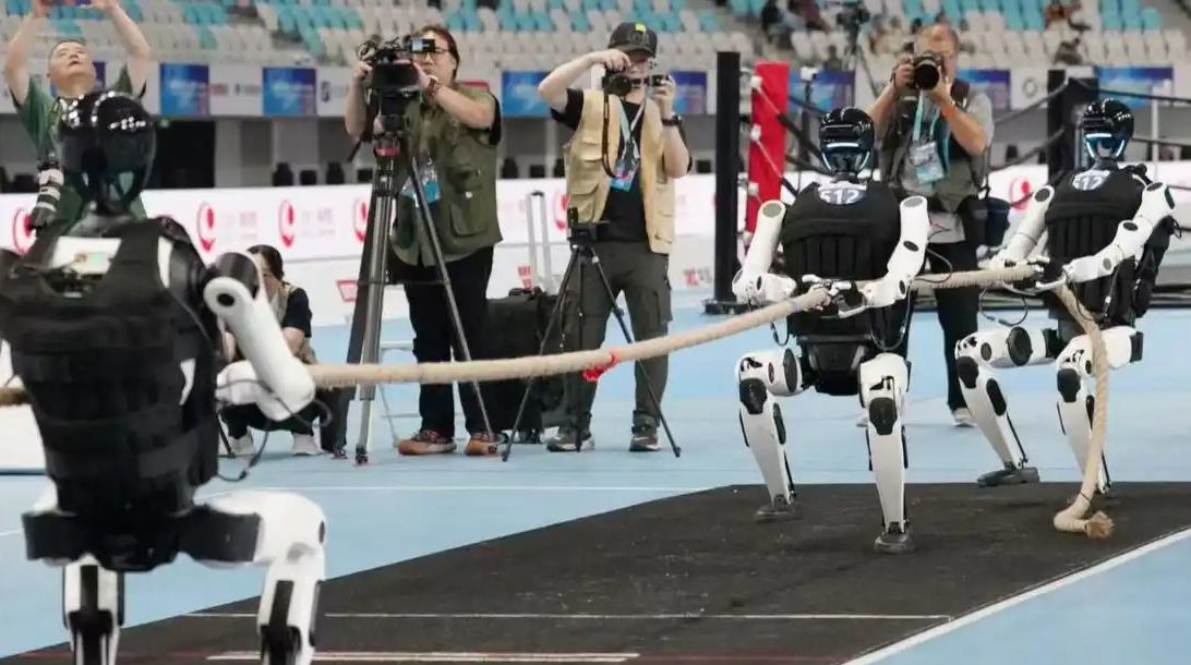روبوتات تتحدى شدّ الحبل.. والسقوط يفاجئ الجميع