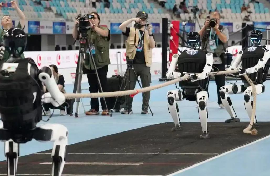 روبوتات تتحدى شدّ الحبل.. والسقوط يفاجئ الجميع