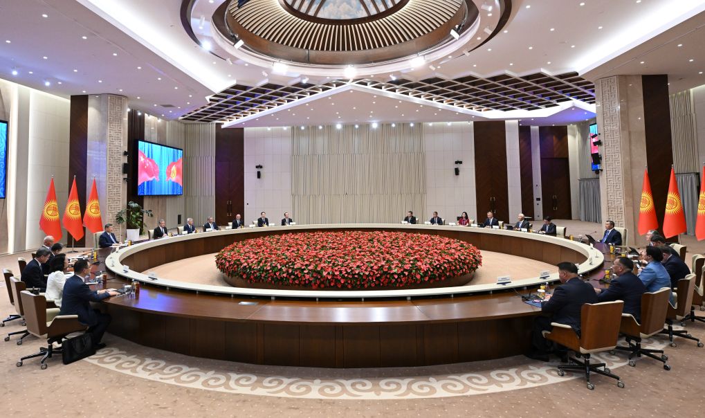 الرئيس شي يقول إن الصين مستعدة للعمل مع قرغيزستان لتعزيز مواءمة إستراتيجيات التنمية