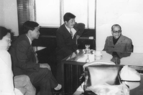شونغ جي كون (الثاني من اليمين) خلال فترة دراسته في جامعة القاهرة (1978-1980)، في زيارة للأديب المصري نجيب محفوظ
