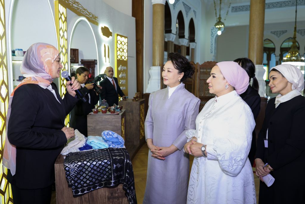 بنغ لي يوان تتبادل أطراف الحديث خلال احتساء الشاي مع عقيلة الرئيس المصري وتزور معرضا معها