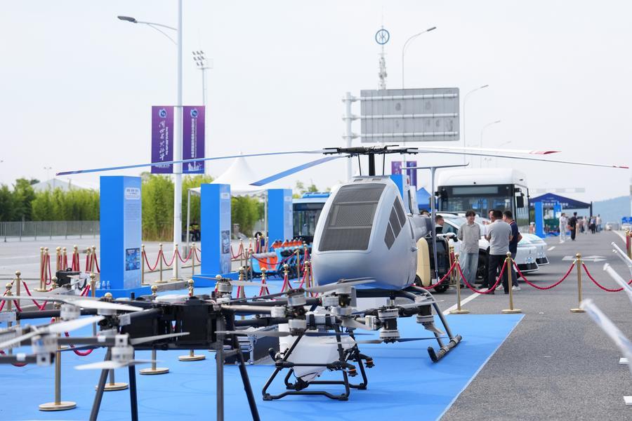 في الصورة الملتقطة يوم 15 سبتمبر 2026، جانب من منطقة عرض لتطبيقات نظام "بيدو" في صناعات الارتفاعات المنخفضة خلال القمة الدولية لتطبيقات نظام "بيدو" للملاحة عبر الأقمار الاصطناعية، التي عقدت في مدينة تشوتشو في مقاطعة هونان بوسط الصين. (شينخوا)