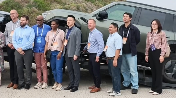 ما المركبة الصينية التي دفعت رؤساء بلديات من مختلف أنحاء العالم إلى الاصطفاف لتجربتها؟
