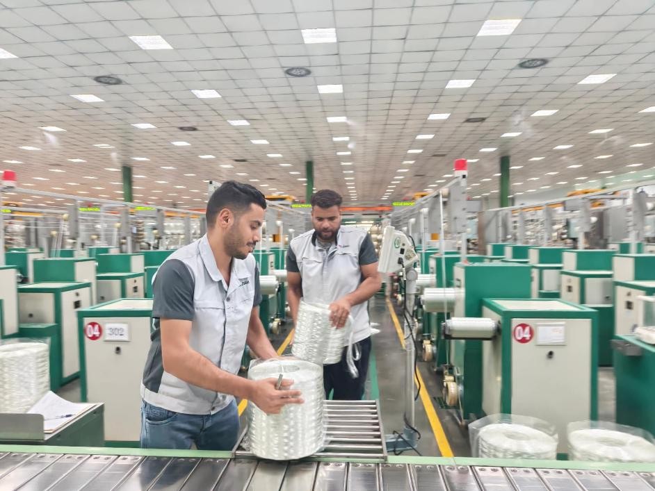 منطقة التعاون الاقتصادي والتجاري الصينية-المصرية (تيدا) في السويس، موظفان محليان يعملان على خط الإنتاج في منشأة شركة "جوشي مصر" للألياف الزجاجية. تصوير تشو تشو، مراسل صحيفة الشعب اليومية الصينية