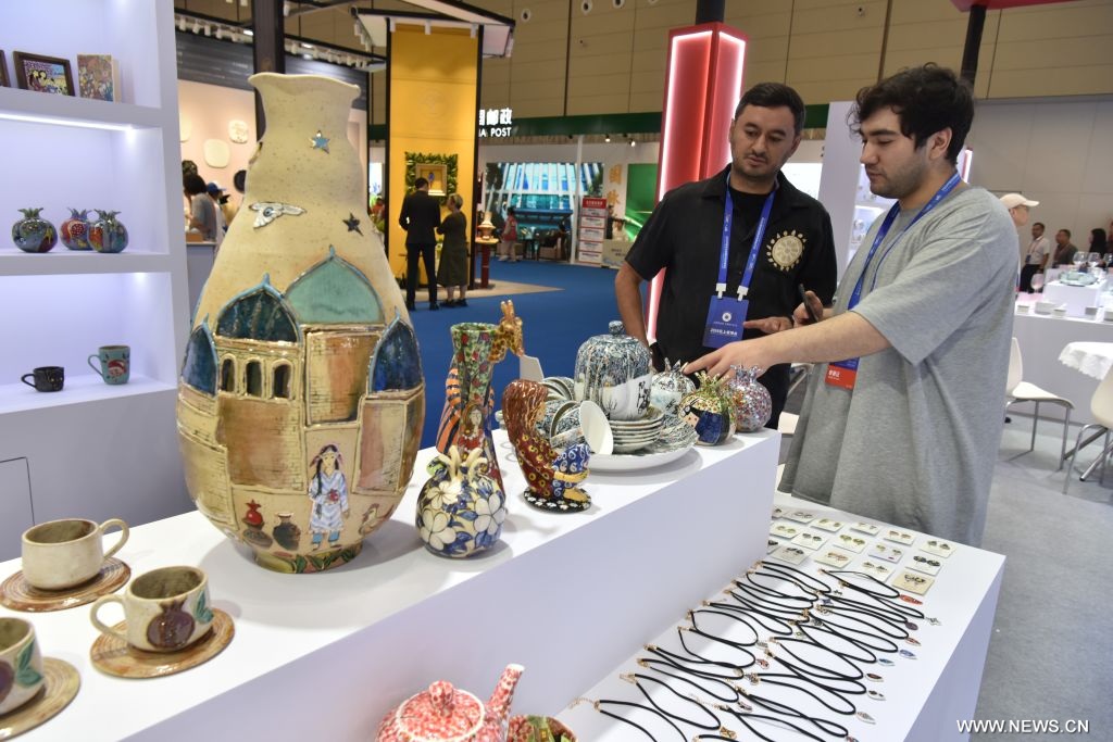 معرض دولي للخزف بشرقي الصين يستقطب مشترين من الداخل والخارج