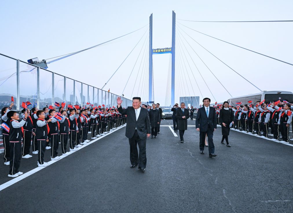 كبير المستشارين السياسيين الصينيين يرافق الزعيم الأعلى لكوريا الديمقراطية في زيارة إلى مدينة حدودية