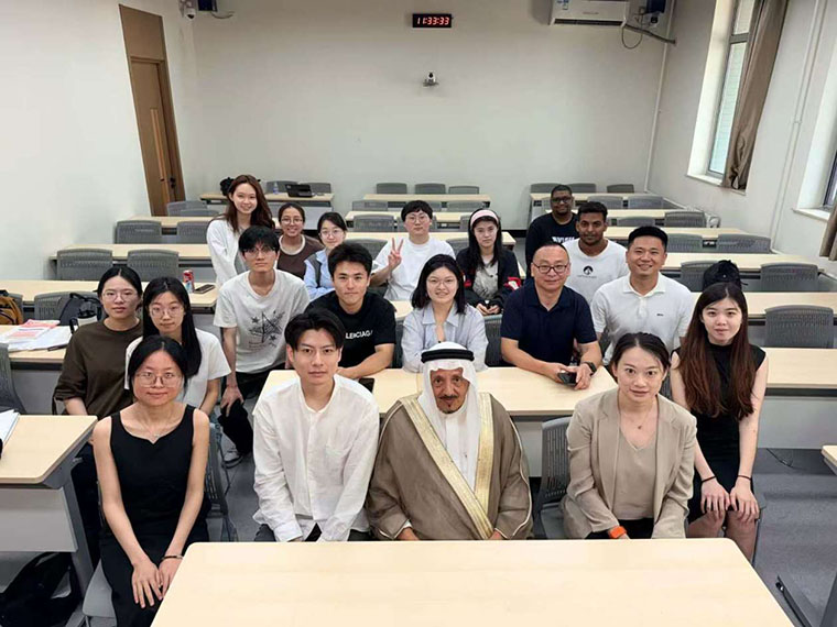 الدكتور صالح الصقري يشارك في نقاش مع أعضاء هيئة التدريس وطلاب من جامعة الاتصالات الصينية، يونيو 2026