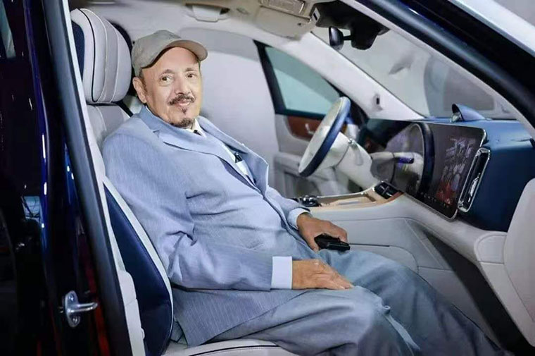 الدكتور صالح الصقري يجرّب ركوب سيارة كهربائية صينية الصنع